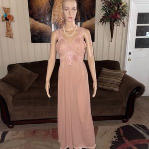 Penny’s Adonna • Vintage • 1970’s • Size 38 (Medium) • Pink • Lace • Nightgown
